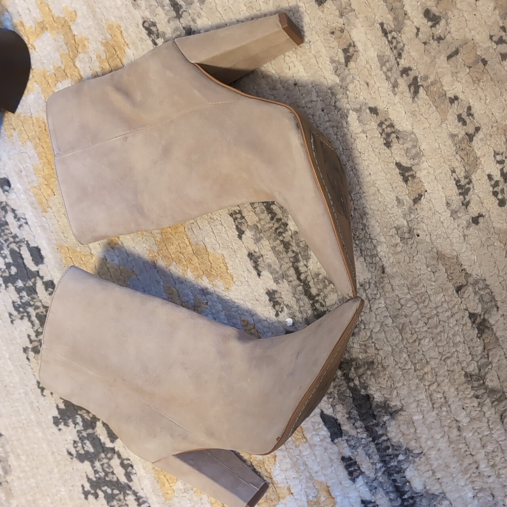 VINCE CAMUTO BOOTS - Picture 1 of 3